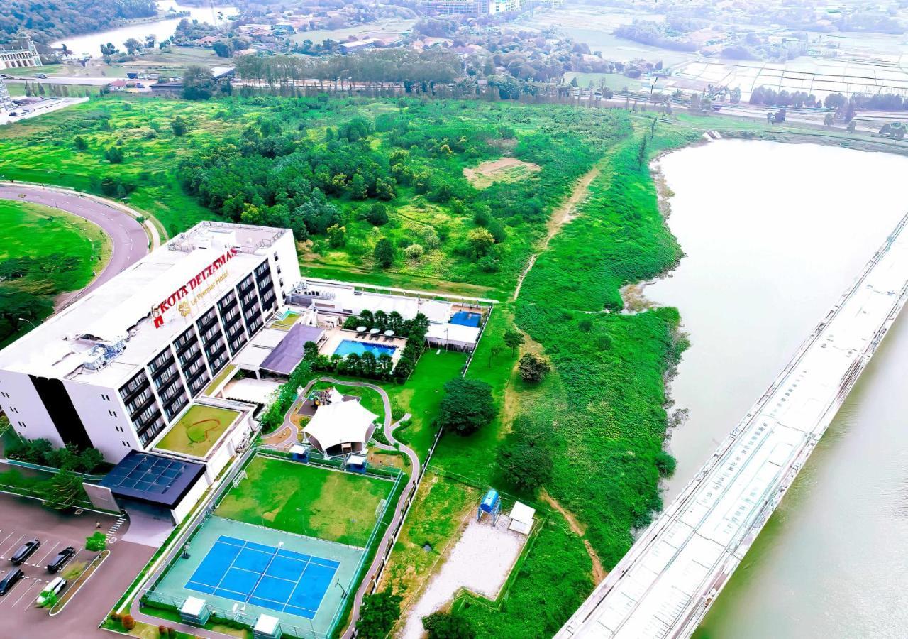 Le Premier Hotel Deltamas Cikarang Exteriör bild